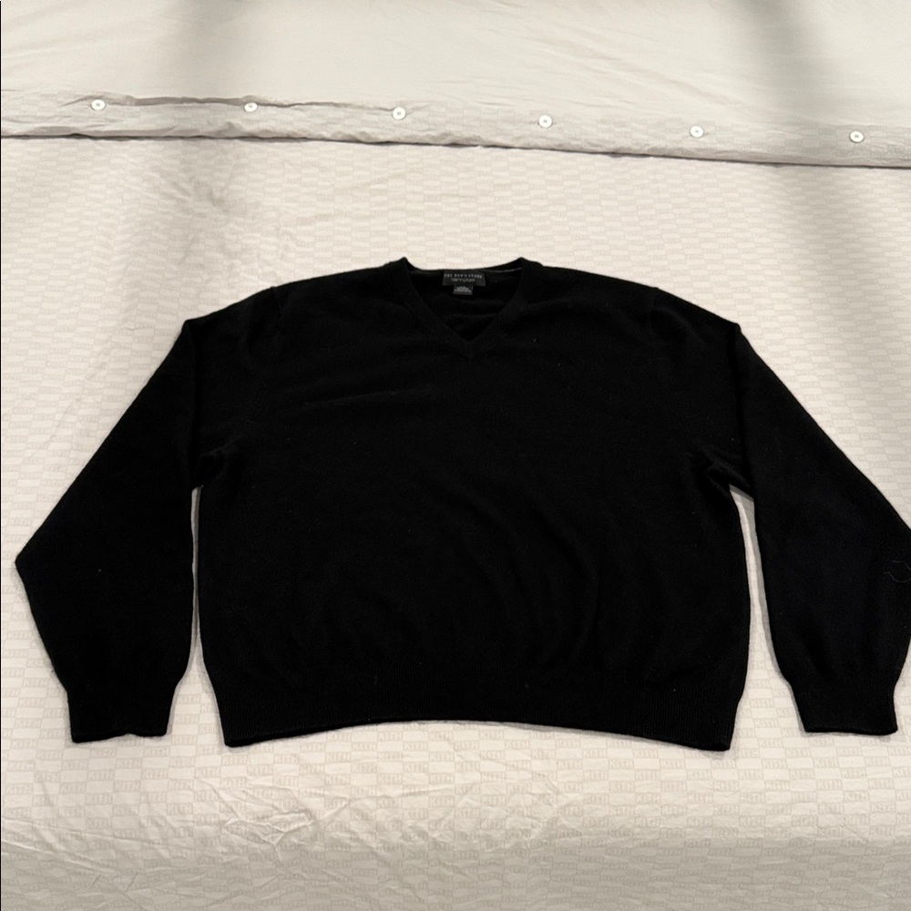 Bloomingdale's Men's V-Neck Black cashmere Sweater